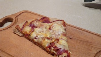 Pizza na cieście razowym