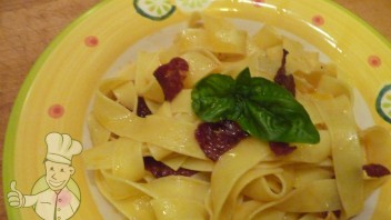 Makaron tagliatelle z chorizo